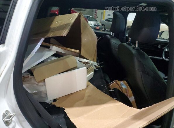 3C4NJDCNXRT140512 2024 JEEP COMPASS Белый Вид задней части салона