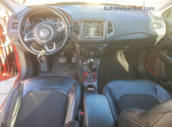3C4NJDDB2KT670936 2019 JEEP COMPASS Красный Вид панели приборов