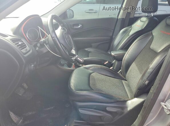 3C4NJDDB4KT617882 2019 JEEP COMPASS Серебряный Вид салона спереди