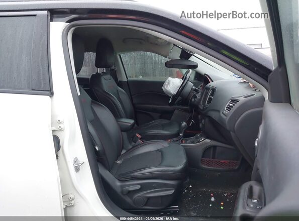 3C4NJDDB5LT224376 2020 JEEP COMPASS Белый Вид салона спереди