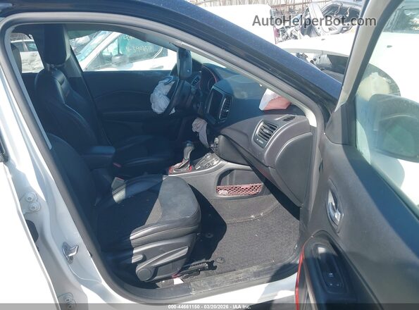 3C4NJDDB9JT163496 2018 JEEP COMPASS Белый Вид салона спереди
