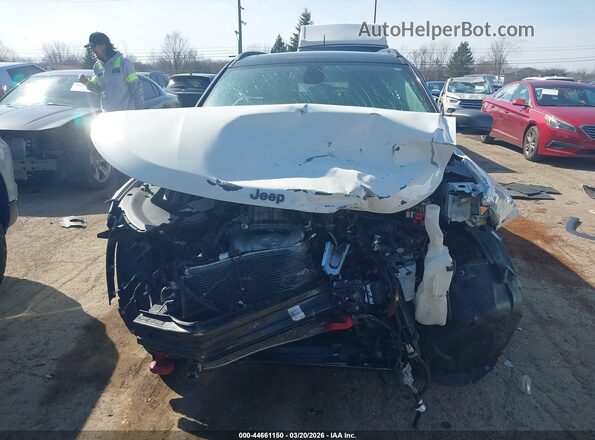 3C4NJDDB9JT163496 2018 JEEP COMPASS Белый Вид щитка приборов
