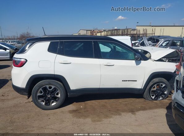 3C4NJDDB9JT163496 2018 JEEP COMPASS Белый Вид задней части салона