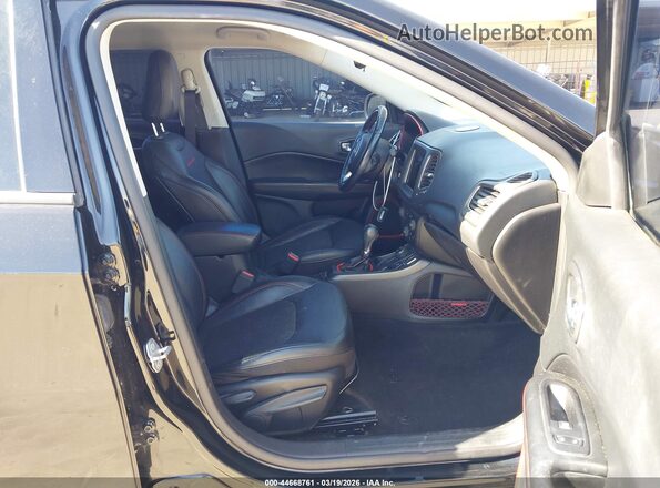 3C4NJDDB9LT170497 2020 JEEP COMPASS Черный Вид салона спереди