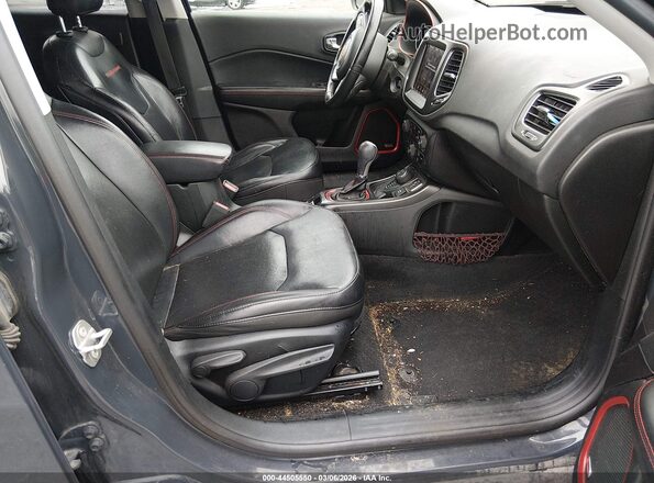 3C4NJDDBXJT270072 2018 JEEP COMPASS Черный Вид салона спереди