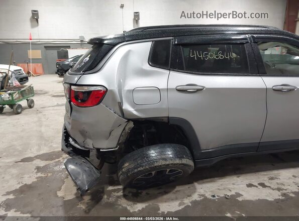 3C4NJDDBXKT752512 2019 JEEP COMPASS Gray Front view