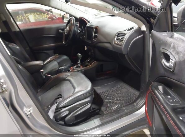 3C4NJDDBXKT752512 2019 JEEP COMPASS Gray Front interior view