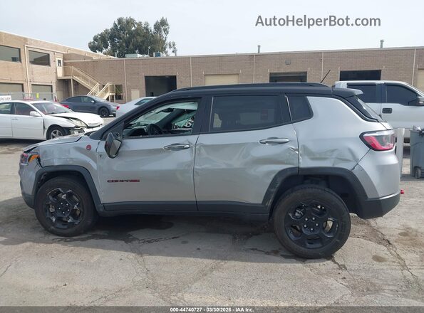 3C4NJDDN2PT566772 2023 JEEP COMPASS Серебряный Вид задней части салона