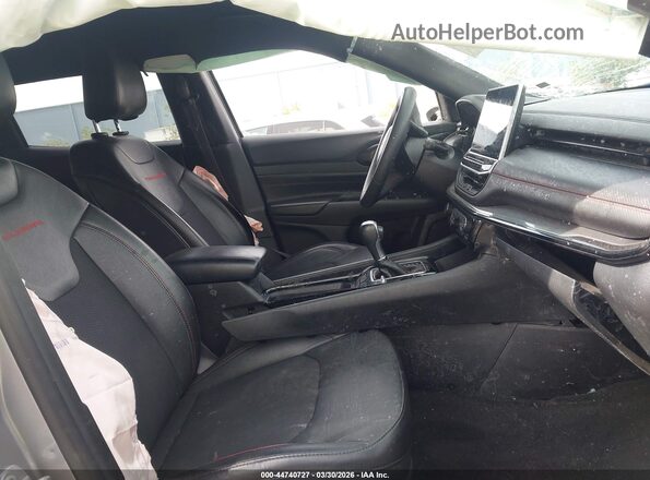 3C4NJDDN2PT566772 2023 JEEP COMPASS Серебряный Вид салона спереди