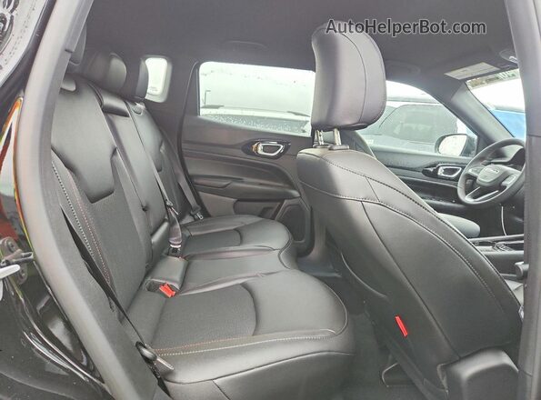 3C4NJDDN9ST570021 2025 JEEP COMPASS Черный Вид задней части салона