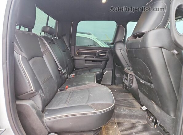 3C63RRJL2SG538642 2025 RAM 3500 White Vista de los asientos traseros
