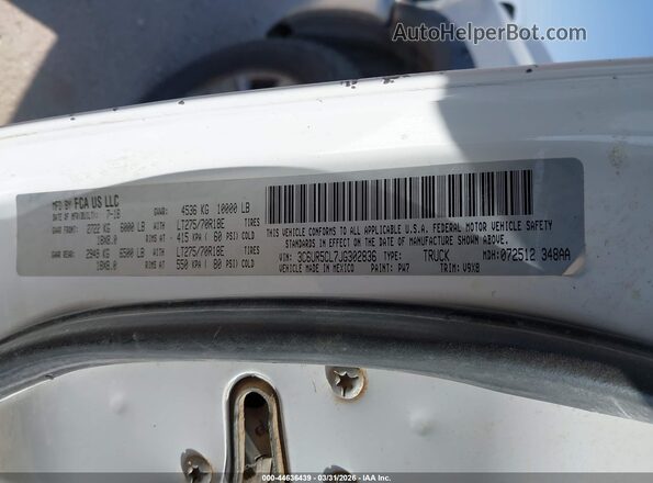 3C6UR5CL7JG302836 2018 RAM 2500 White Vista del compartimento del motor
