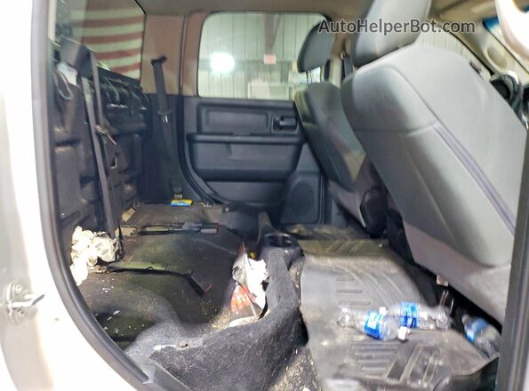 3C6UR5CL8JG328989 2018 RAM 2500 Серебряный Вид задних сидений