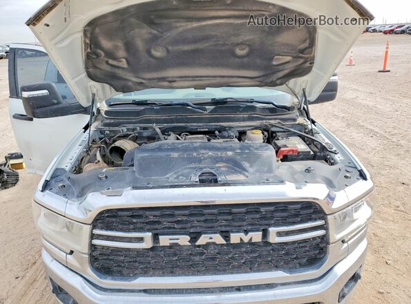 3C6UR5DLXRG244893 2024 RAM 2500 Белый Вид задней части салона