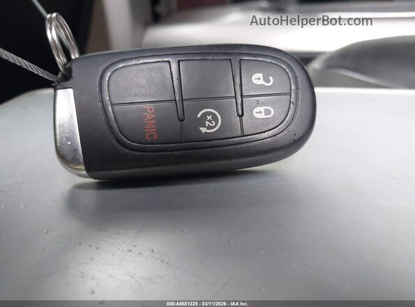 3C6UR5NL4HG517856 2017 RAM 2500 Красный Вид панели приборов
