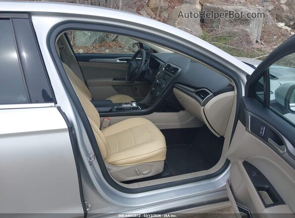 3FA6P0LU1JR124645 2018 FORD FUSION HYBRID Серебряный Вид салона спереди