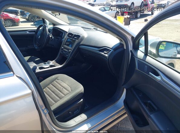 3FA6P0LU6HR379446 2017 FORD FUSION HYBRID Серебряный Вид салона спереди