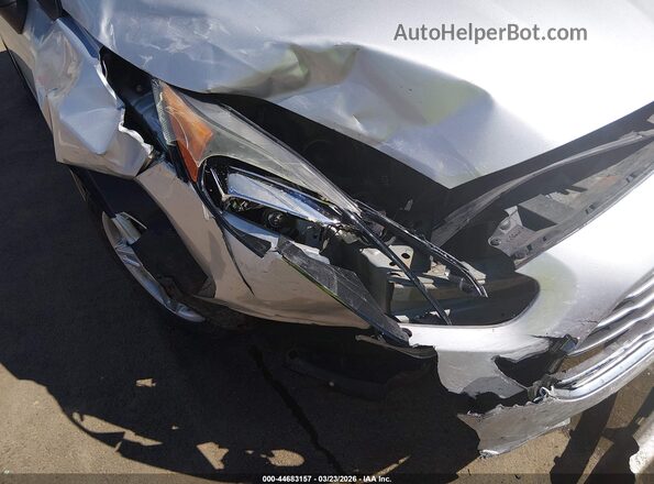 3FADP4BJ7HM137073 2017 FORD FIESTA Silver Widok z przodu