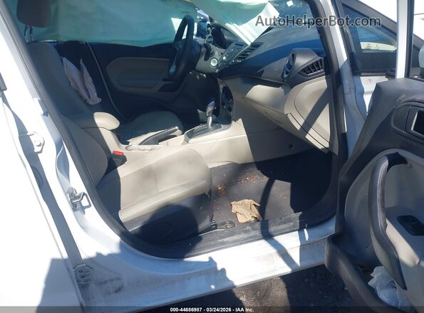 3FADP4EJ4JM112858 2018 FORD FIESTA Белый Вид салона спереди