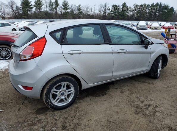 3FADP4EJ8JM110594 2018 FORD FIESTA Серебряный Задняя правая четверть