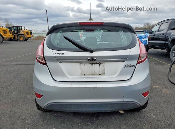 3FADP4TJ6GM105678 2016 FORD FIESTA Серебряный Вид сзади