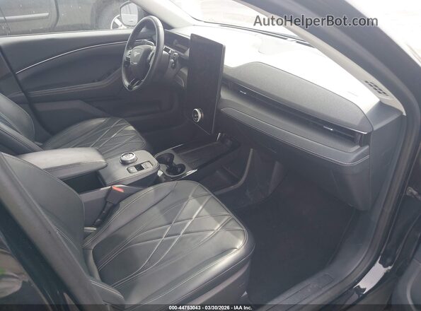 3FMTK1R41RMA23733 2024 FORD MUSTANG MACH-E Черный Вид салона спереди