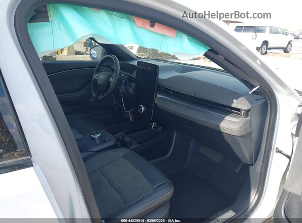 3FMTK4SX5PMA12141 2023 FORD MUSTANG MACH-E Белый Вид салона спереди