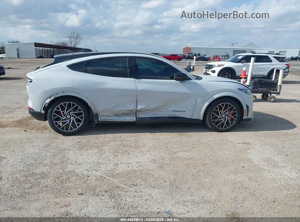3FMTK4SX5PMA12141 2023 FORD MUSTANG MACH-E Белый Вид задней части салона