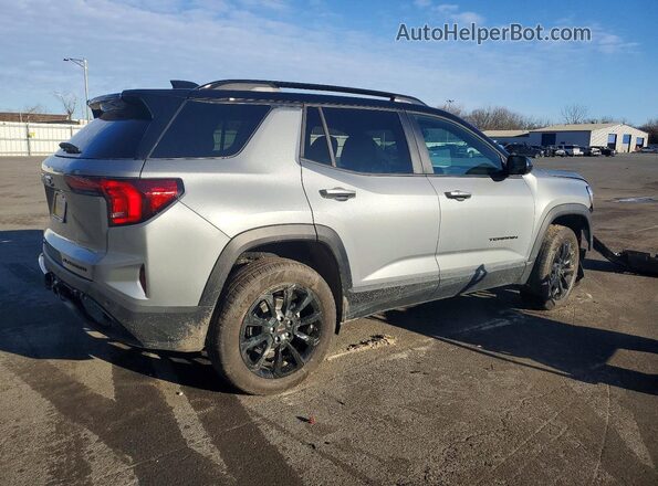 3GKALUEG8TL328058 2026 GMC TERRAIN Серебряный Задняя правая четверть