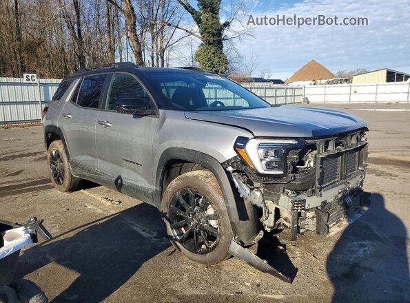 3GKALUEG8TL328058 2026 GMC TERRAIN Серебряный Передняя правая четверть