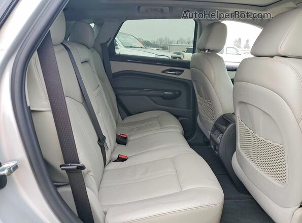 3GYFNBE31GS543851 2016 CADILLAC SRX Серебряный Вид задней части салона