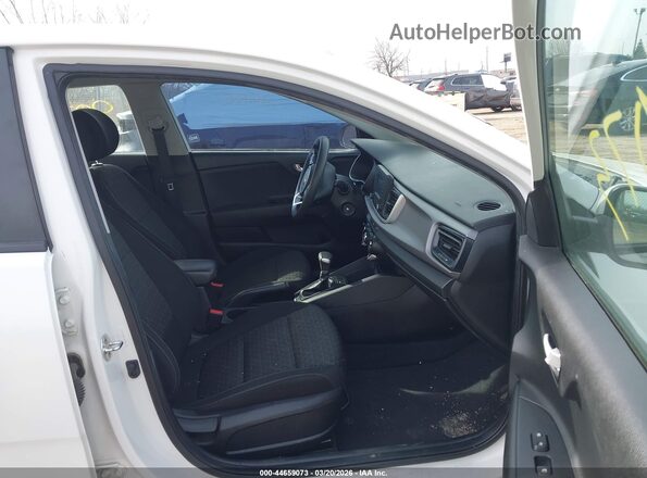 3KPA24AB4JE046378 2018 KIA RIO Белый Вид салона спереди