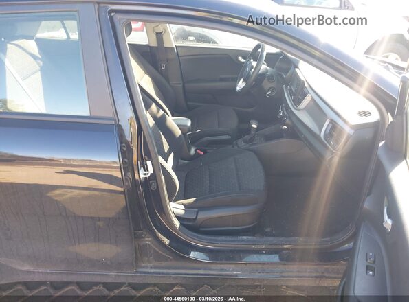 3KPA24AB6JE145705 2018 KIA RIO Черный Вид салона спереди