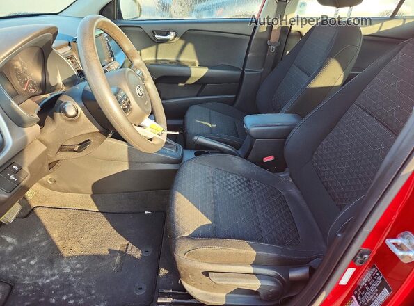3KPA24AD2LE327986 2020 KIA RIO Красный Вид салона спереди