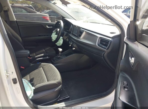 3KPA24AD4LE274580 2020 KIA RIO White Widok wnętrza z przodu
