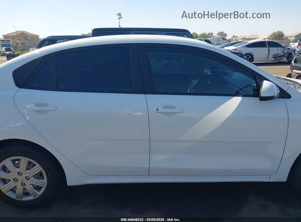 3KPA24AD7ME413246 2021 KIA RIO White Widok wnętrza 360 stopni