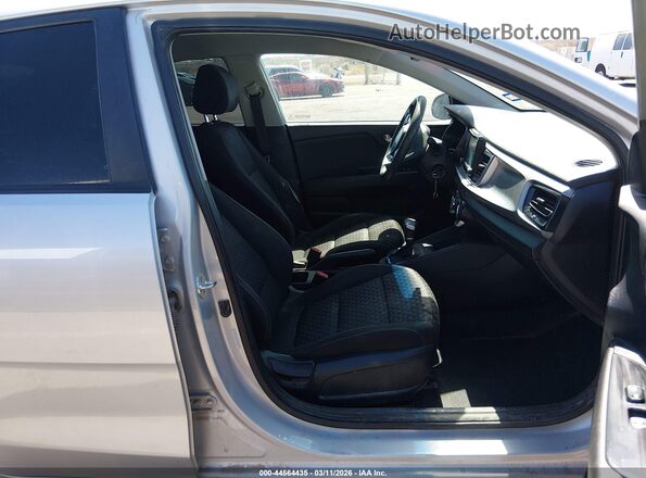 3KPA24AD8LE328091 2020 KIA RIO Серебряный Вид салона спереди