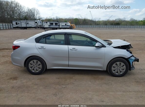 3KPA24AD8LE329788 2020 KIA RIO Серебряный Вид задней части салона