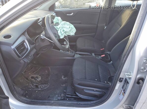 3KPA24AD8ME413644 2021 KIA RIO Silver Вид салону спереду