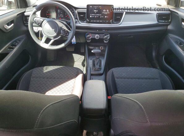 3KPA24AD9PE537135 2023 KIA RIO Белый Вид панели приборов