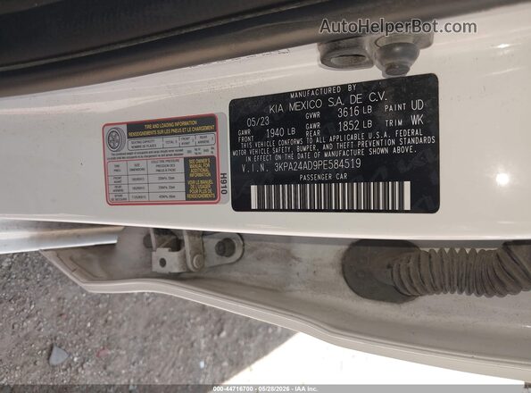 3KPA24AD9PE584519 2023 KIA RIO White Widok komory silnika