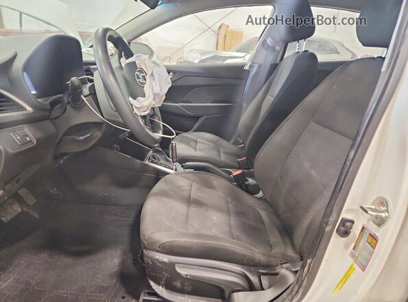 3KPC24A30JE029465 2018 HYUNDAI ACCENT Белый Вид салона спереди