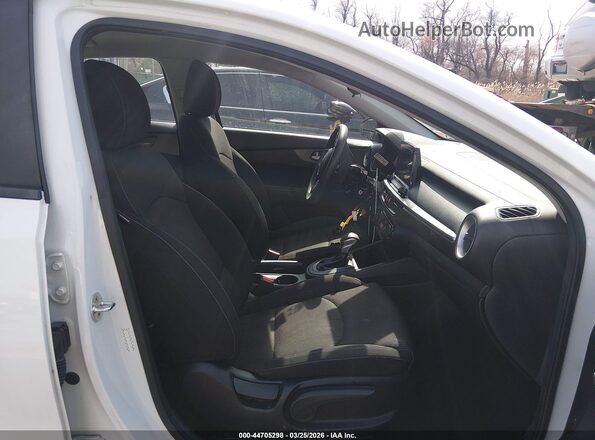 3KPF24AD0KE110800 2019 KIA FORTE Белый Вид салона спереди