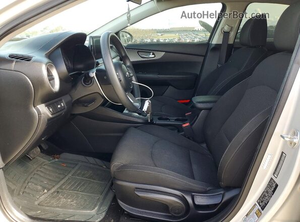 3KPF24AD0LE143510 2020 KIA FORTE Серебряный Вид салона спереди
