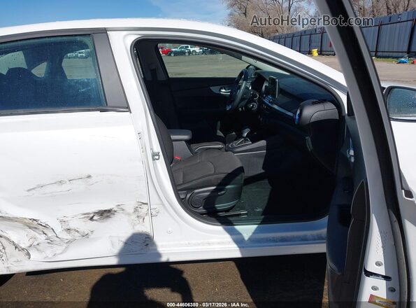 3KPF24AD1PE553044 2023 KIA FORTE Белый Вид салона спереди