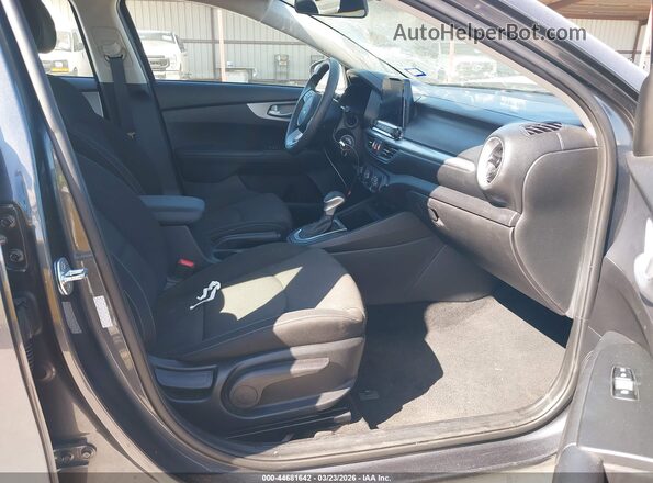 3KPF24AD2PE621478 2023 KIA FORTE Gray Vista interior delantera