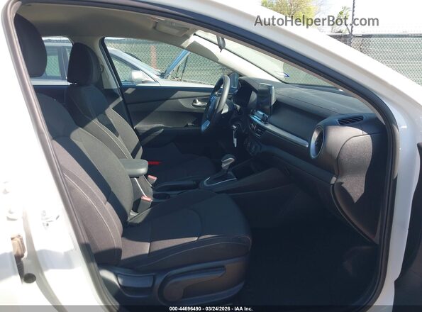 3KPF24AD3ME392448 2021 KIA FORTE Белый Вид салона спереди