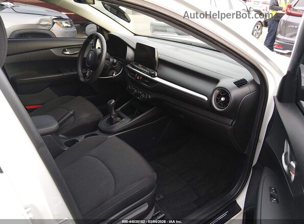 3KPF24AD4ME396704 2021 KIA FORTE Белый Вид салона спереди