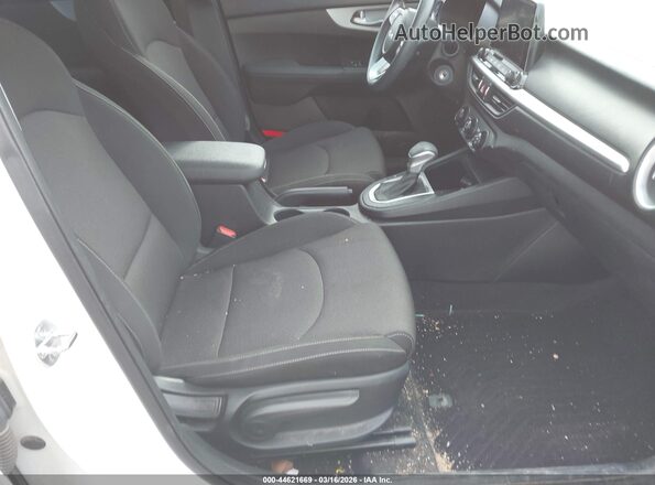 3KPF24AD7RE739237 2024 KIA FORTE Белый Вид салона спереди