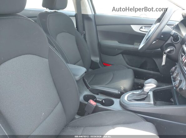 3KPF24AD7RE749069 2024 KIA FORTE Серебряный Вид салона спереди